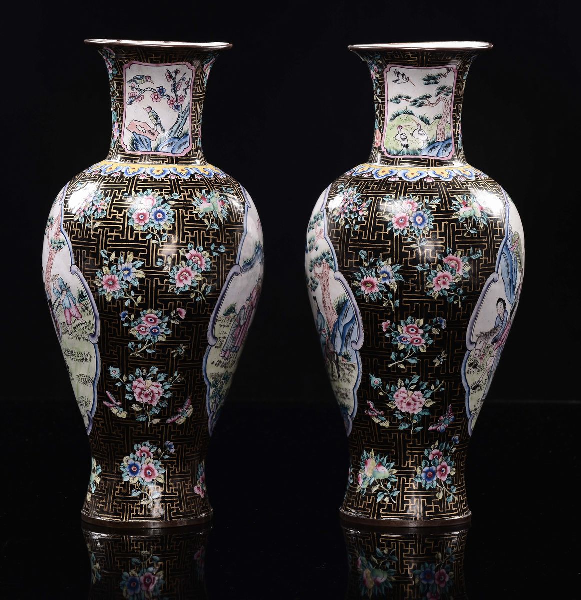 Coppia di Vasi in Cloisonné a Fondo Nero con Scene di Vita Comune e Decoro Naturalistico Entro Ri...