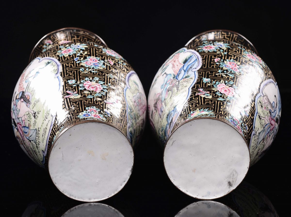 Coppia di Vasi in Cloisonné a Fondo Nero con Scene di Vita Comune e Decoro Naturalistico Entro Ri...