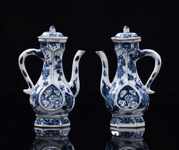 Coppia di caffettiere con coperchio in porcellana bianca e blu a decoro floreale, Cina, Dinastia Qing, epoca Kangxi (1662-1722)