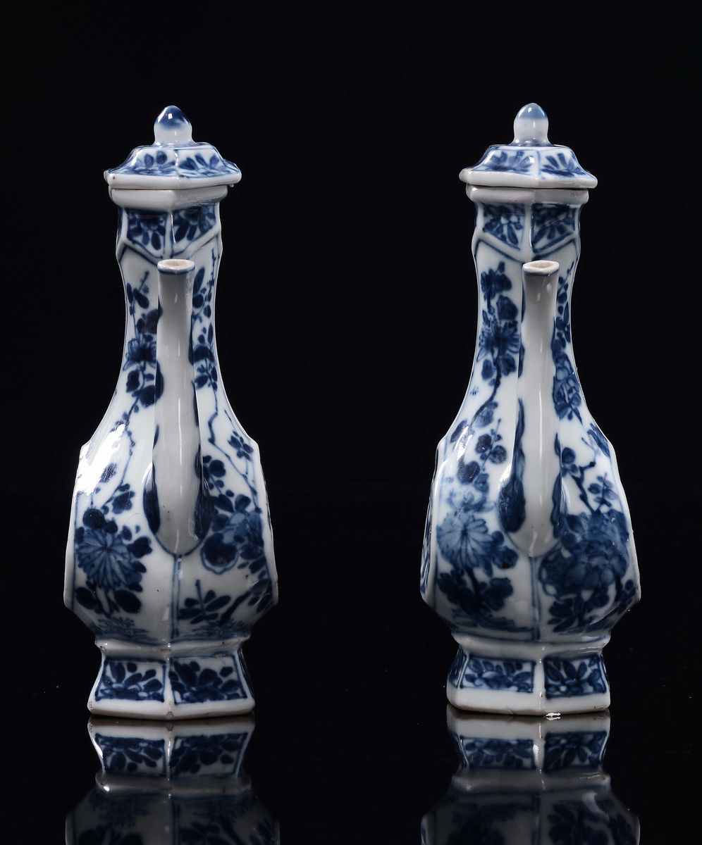 Coppia di Caffettiere con Coperchio in Porcellana Bianca e Blu a Decoro Floreale, Cina, Dinastia ...