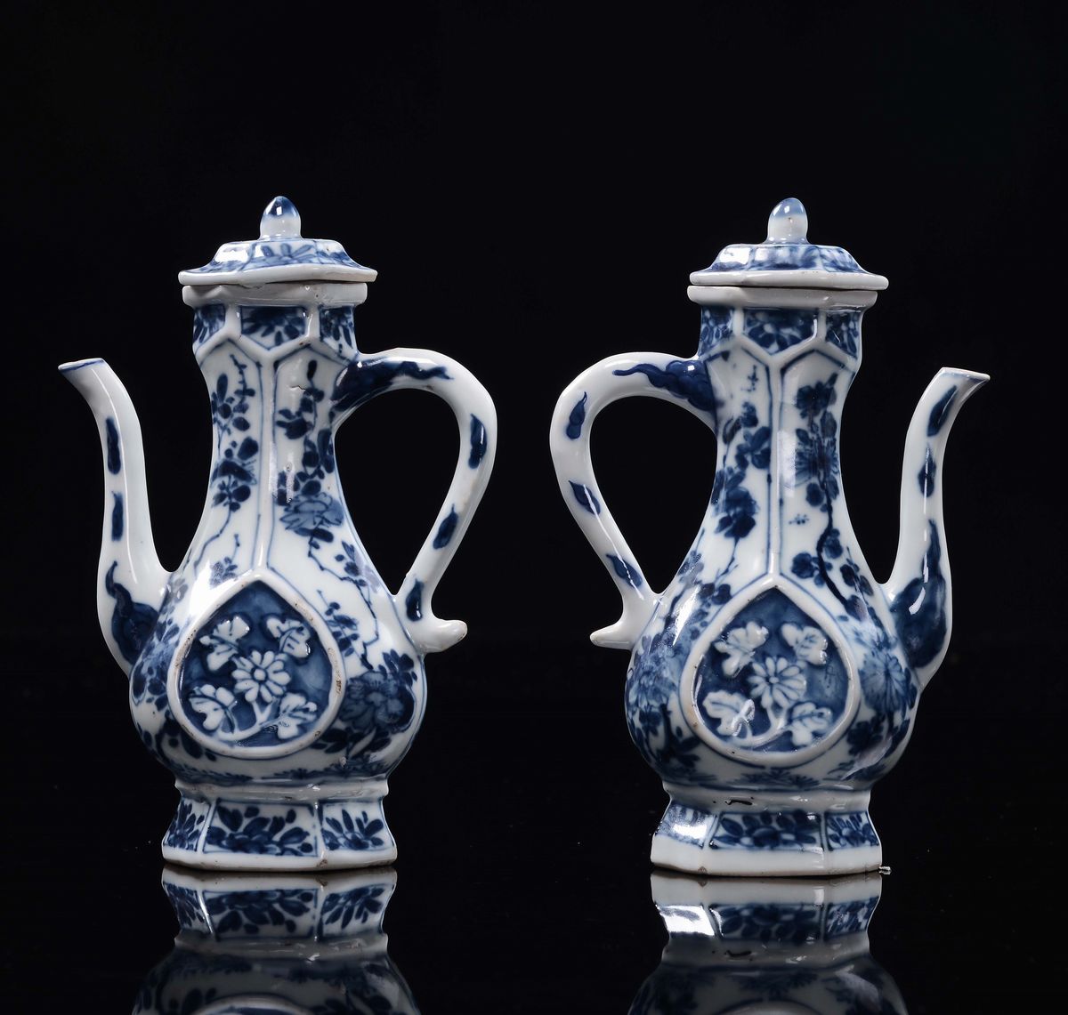 Coppia di Caffettiere con Coperchio in Porcellana Bianca e Blu a Decoro Floreale, Cina, Dinastia ...