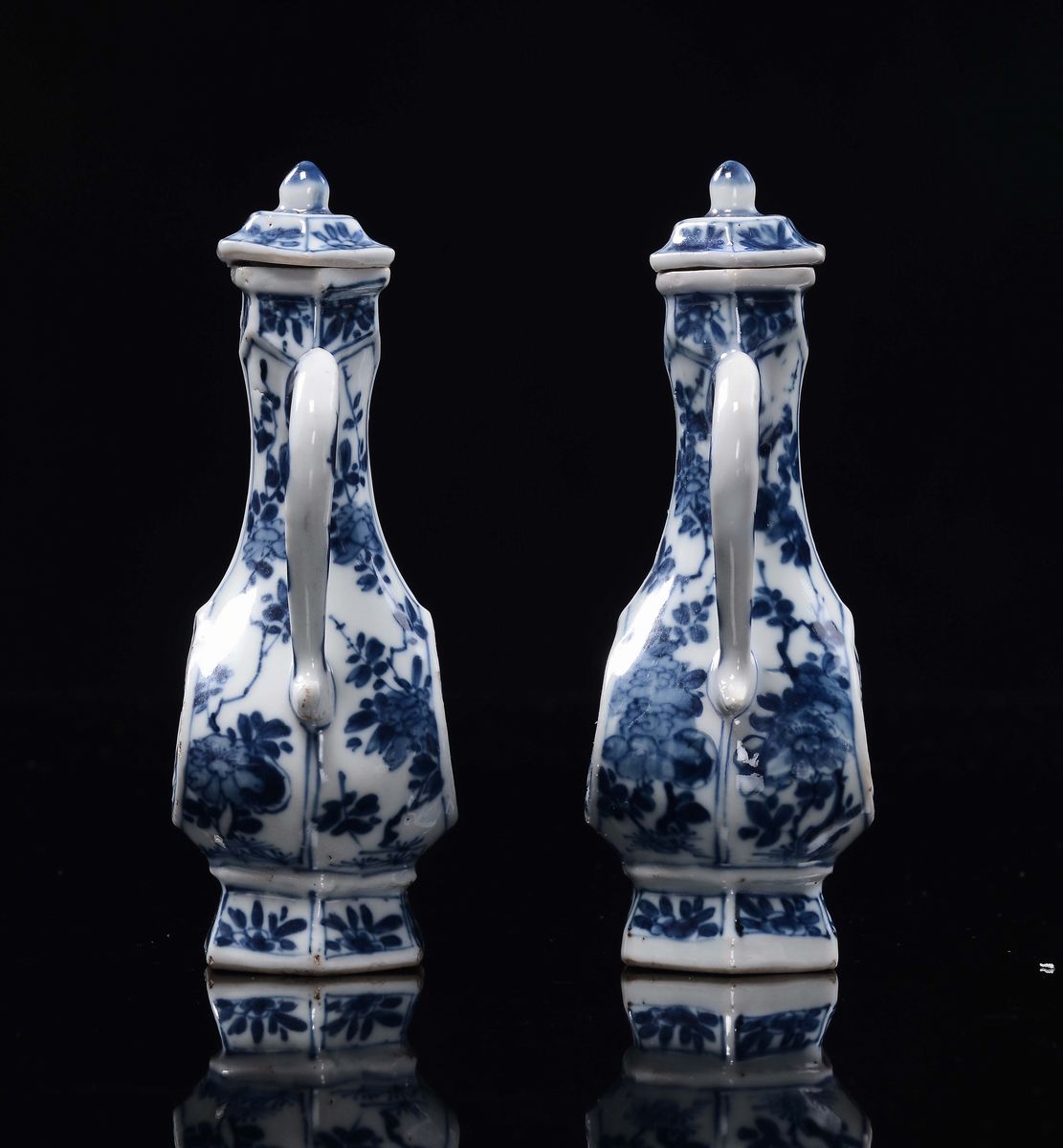 Coppia di Caffettiere con Coperchio in Porcellana Bianca e Blu a Decoro Floreale, Cina, Dinastia ...