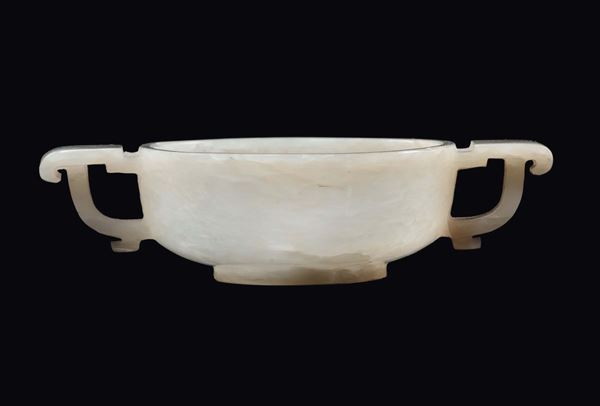Coppetta in giada bianca celadon con manici, Cina, Dinastia Qing, epoca Qianlong (1736-1795)