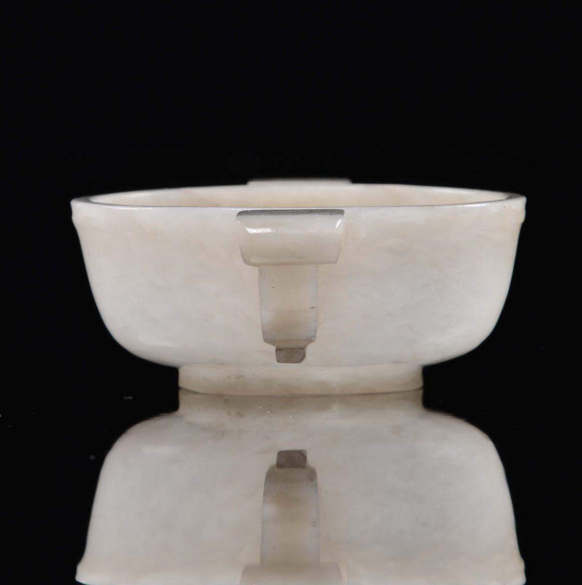 Cina, Coppetta in giada bianca celadon con manici, Dinastia Qing, epoca Qianlong (1736-1795)