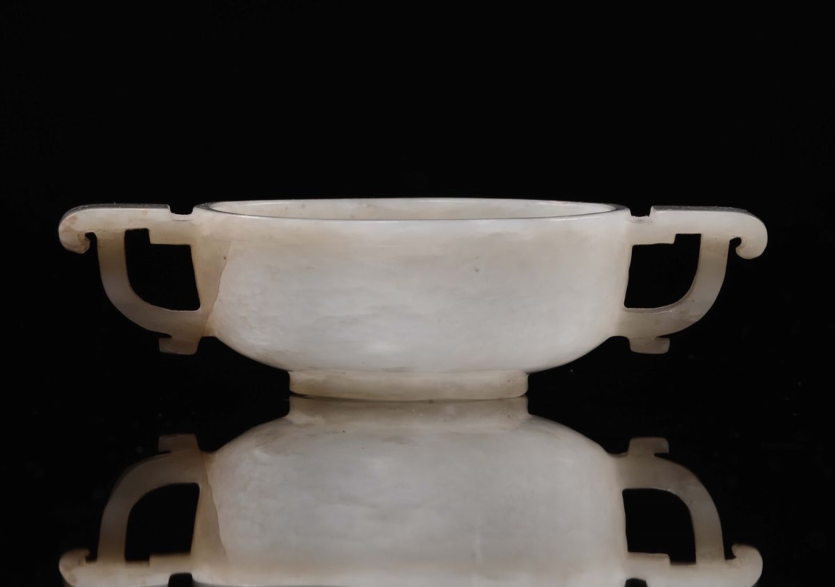 Cina, Coppetta in giada bianca celadon con manici, Dinastia Qing, epoca Qianlong (1736-1795)