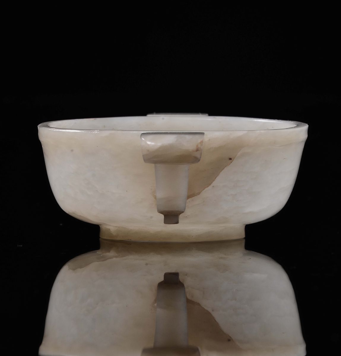 Cina, Coppetta in giada bianca celadon con manici, Dinastia Qing, epoca Qianlong (1736-1795)