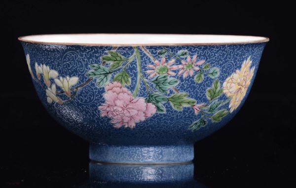 Ciotola in porcellana policroma a fondo blu con fiori di pesco, Cina, XX secolo