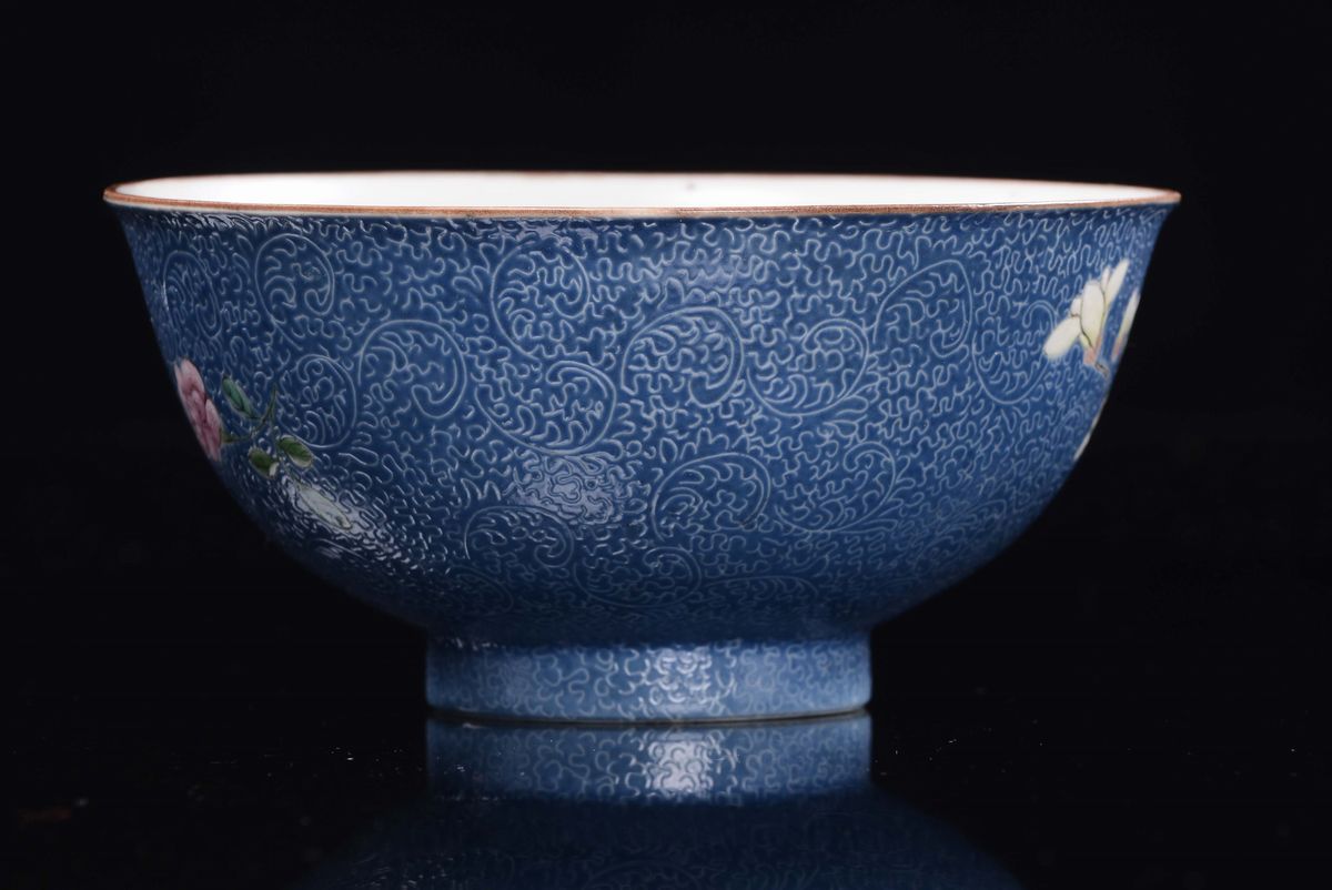 Ciotola in Porcellana Policroma a Fondo Blu con Fiori di Pesco, Cina, XX Secolo
