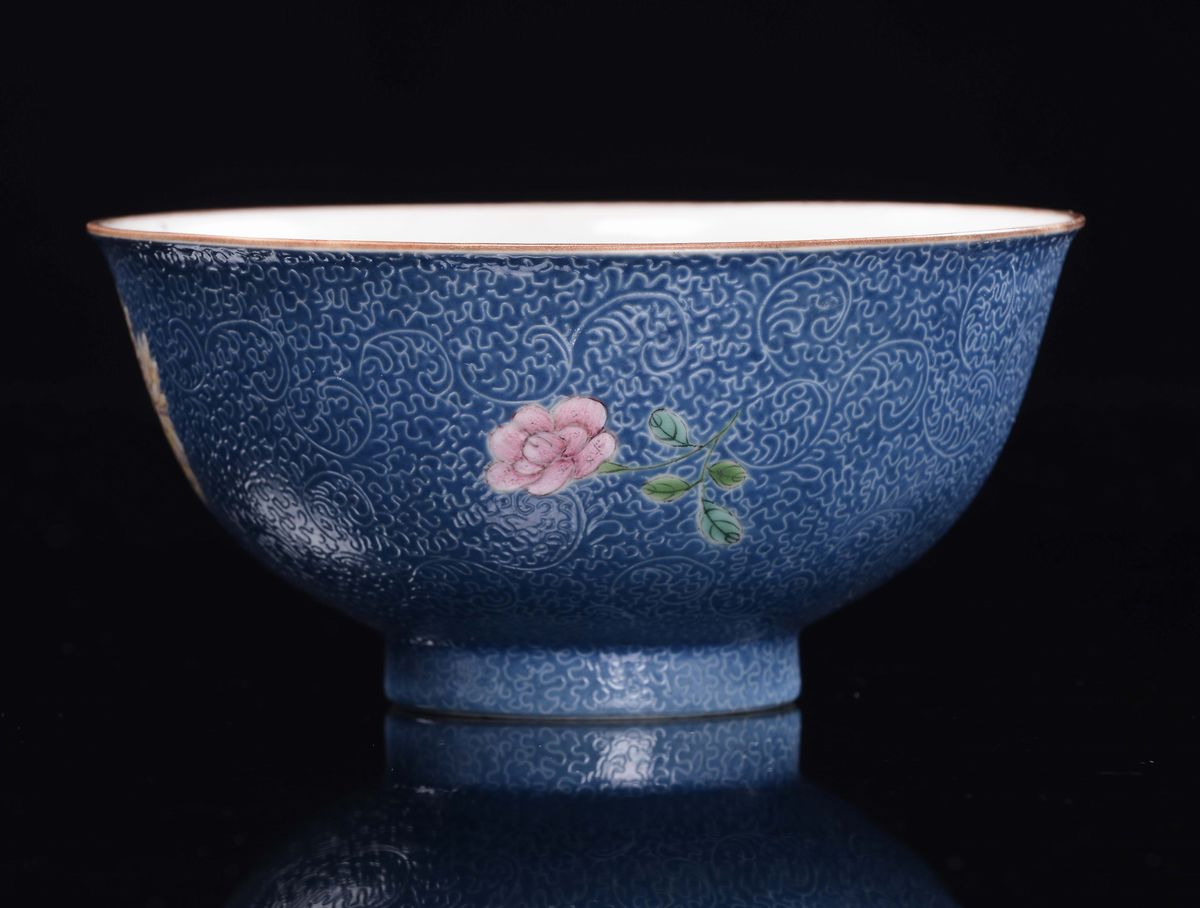 Ciotola in Porcellana Policroma a Fondo Blu con Fiori di Pesco, Cina, XX Secolo