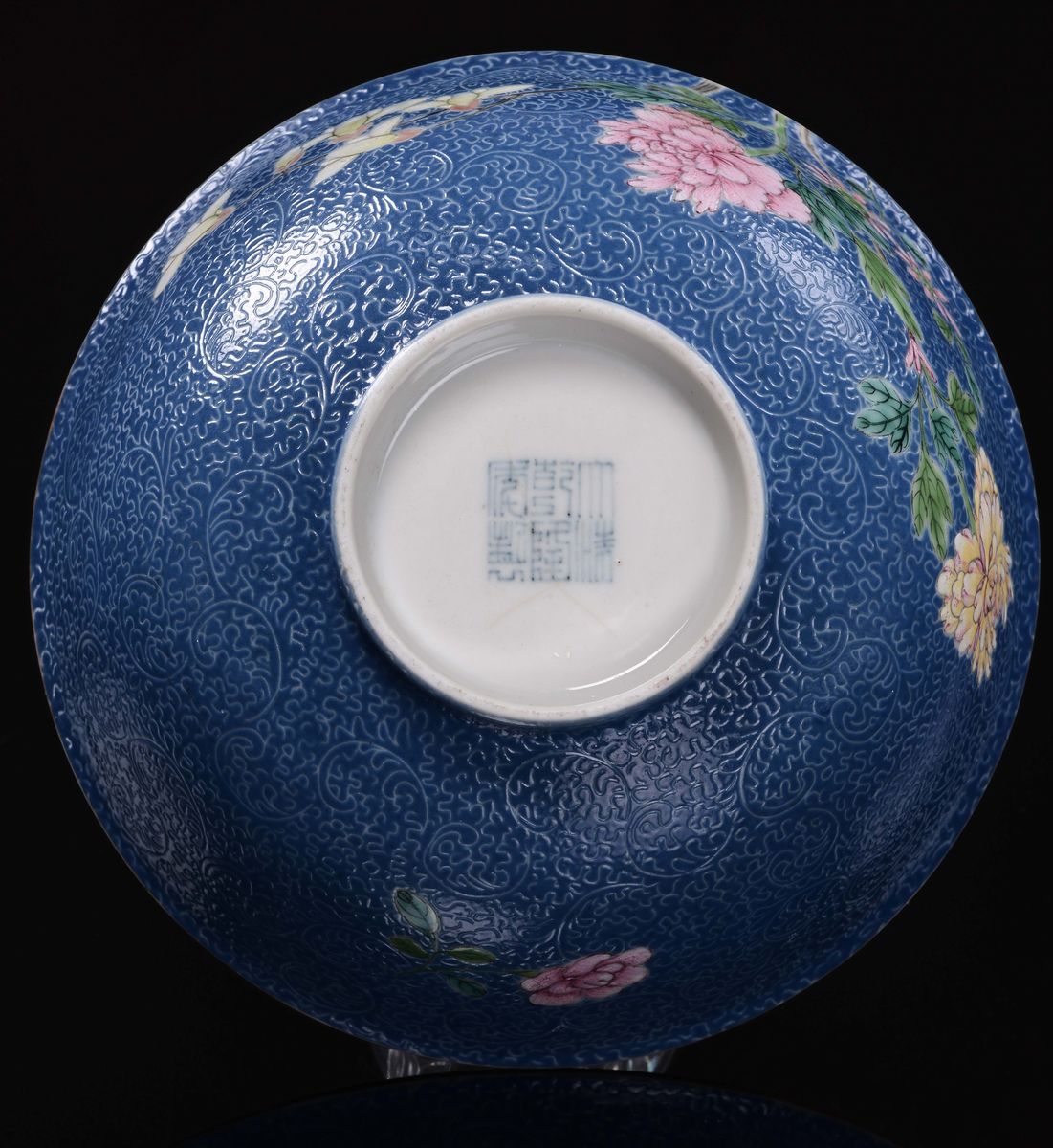 Ciotola in Porcellana Policroma a Fondo Blu con Fiori di Pesco, Cina, XX Secolo