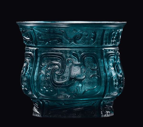 Vaso a decoro arcaico in vetro di Pechino verde, Cina, XX secolo