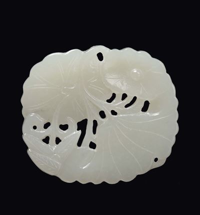 Giade bianche Celadon, gruppo scultoreo a forma di pesce, melograno e pendente a guisa di fiore, ...