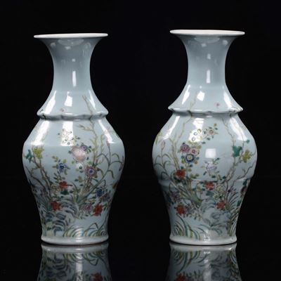 Coppia di Vasetti in Porcellana Policroma a Fondo Azzurro con Decoro Floreale, Cina, XX Secolo