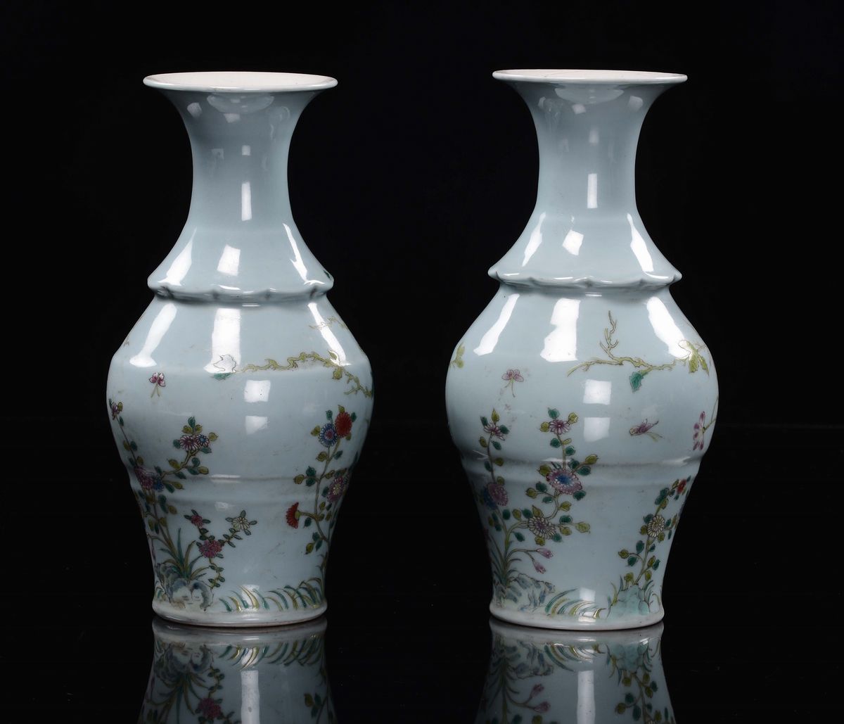 Coppia di Vasetti in Porcellana Policroma a Fondo Azzurro con Decoro Floreale, Cina, XX Secolo