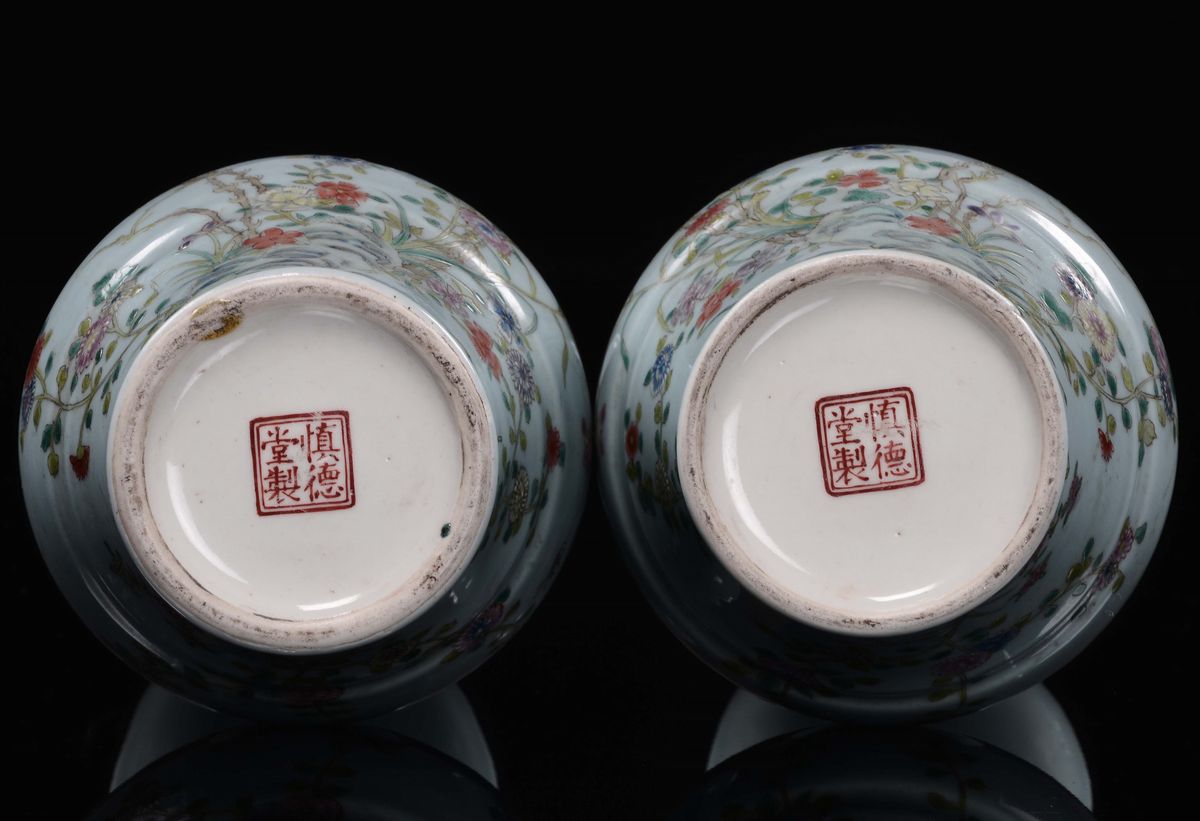 Coppia di Vasetti in Porcellana Policroma a Fondo Azzurro con Decoro Floreale, Cina, XX Secolo