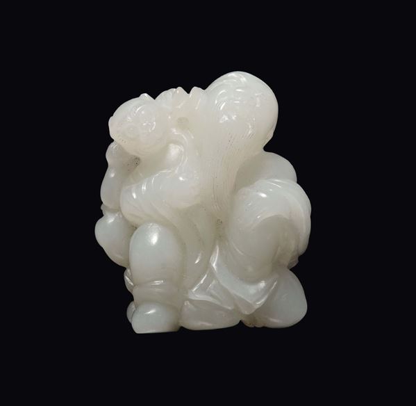 Piccola figura di saggio in giada bianca con scimmia poggiata sulla spalla scolpito, Cina, Dinasta Qing, epoca Qianlong (1736-1795)