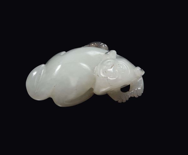 Piccolo gruppo in giada bianca e russet raffigurante cane con mosca poggiata sul dorso, Cina, Dinastia Qing, XIX secolo