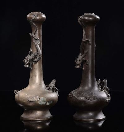 Due Vasi a Bottiglia in Bronzo con Draghi in Rilievo, Cina, Dinastia Qing, XIX Secolo