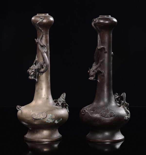 Due vasi a bottiglia in bronzo con draghi in rilievo, Cina, Dinastia Qing, XIX secolo