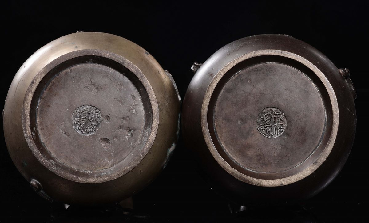 Due Vasi a Bottiglia in Bronzo con Draghi in Rilievo, Cina, Dinastia Qing, XIX Secolo