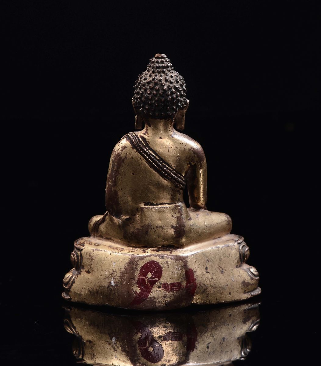 Tibet, XVII secolo, Piccolo Buddha in bronzo dorato seduto su doppio fiore di loto