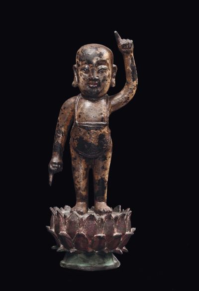 Cina, Dinastia Ming, Figura di Budai bambino eretto su fiore di loto con dignitario, bronzo dorat...