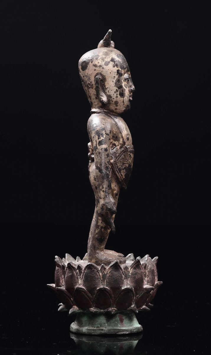 Cina, Dinastia Ming, Figura di Budai bambino eretto su fiore di loto con dignitario, bronzo dorat...