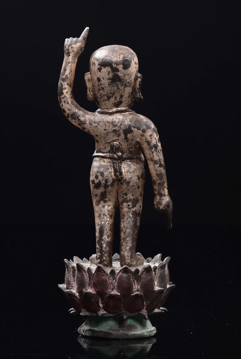 Cina, Dinastia Ming, Figura di Budai bambino eretto su fiore di loto con dignitario, bronzo dorat...