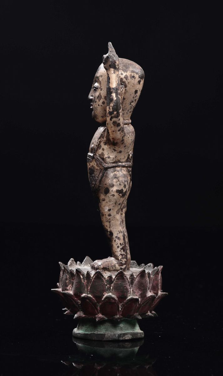 Cina, Dinastia Ming, Figura di Budai bambino eretto su fiore di loto con dignitario, bronzo dorat...