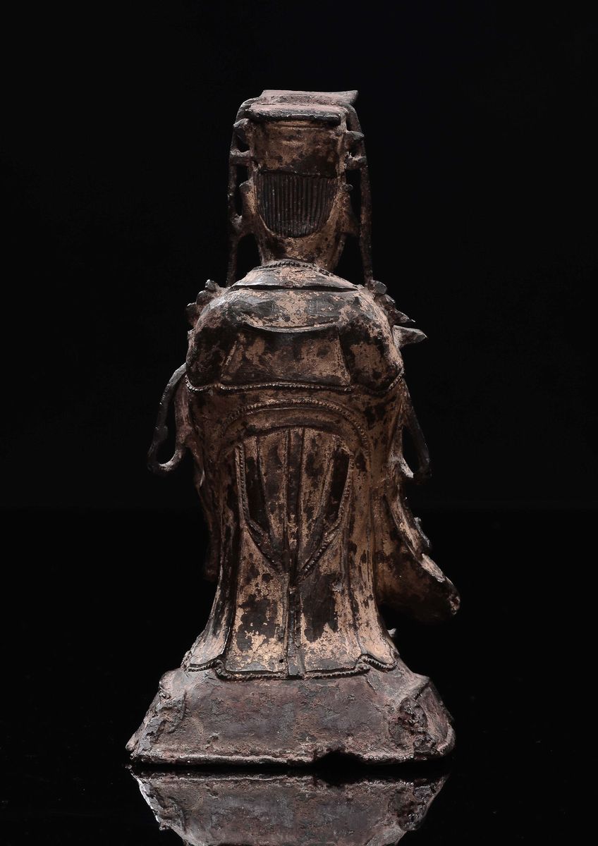 Cina, Dinastia Ming, Figura di Budai bambino eretto su fiore di loto con dignitario, bronzo dorat...