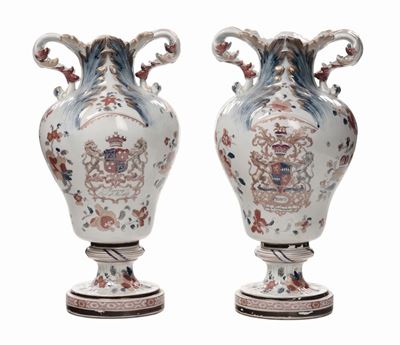 Coppia di Vasi in Porcellana con Decoro Chinese Armorial