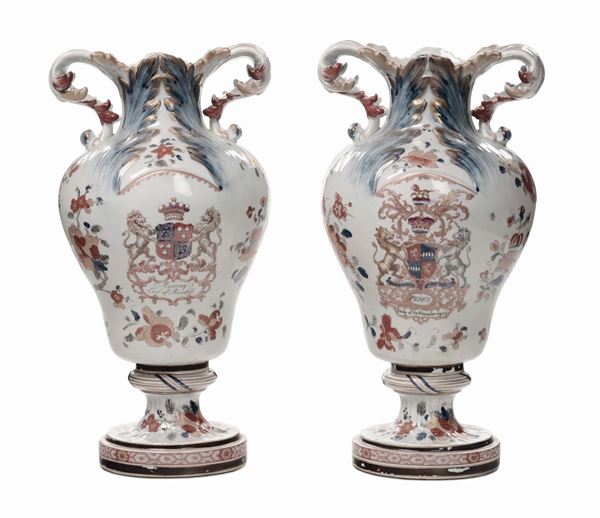 Coppia di vasi in porcellana con decoro Chinese Armorial