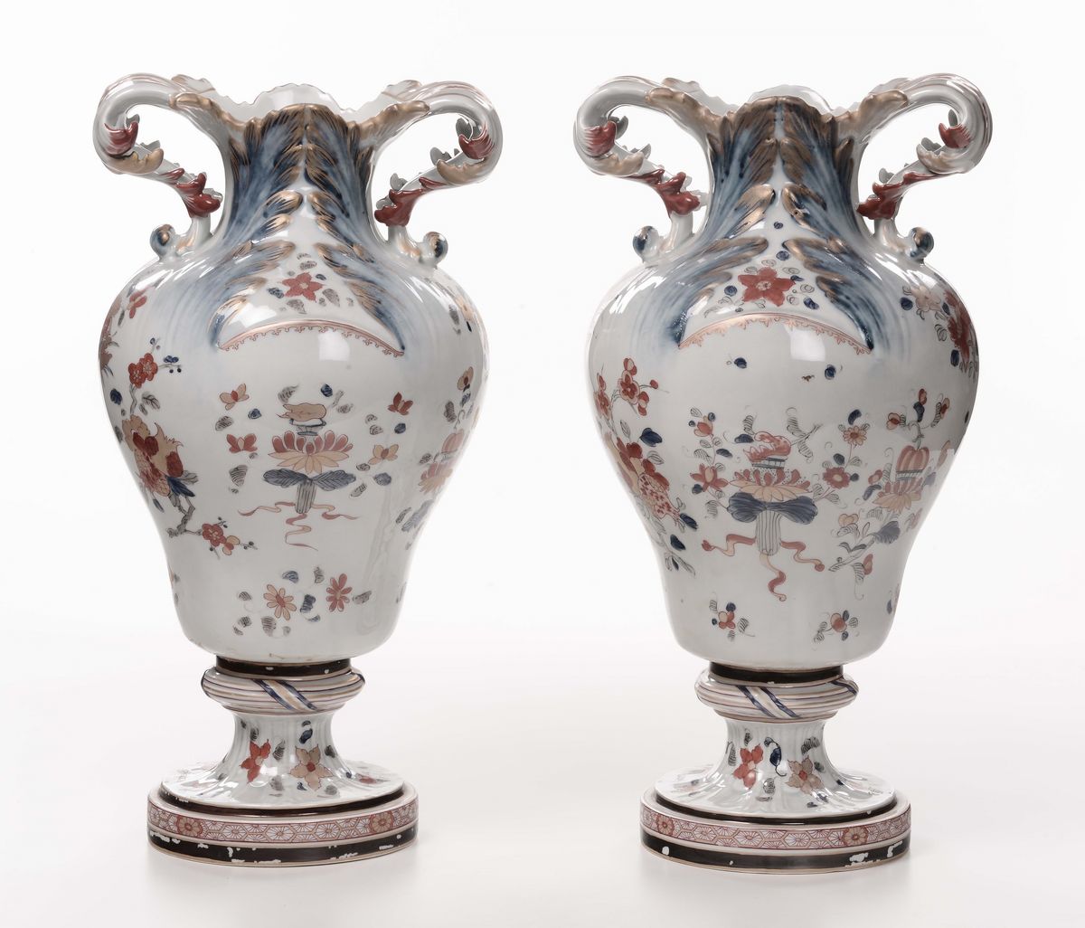 Coppia di Vasi in Porcellana con Decoro Chinese Armorial