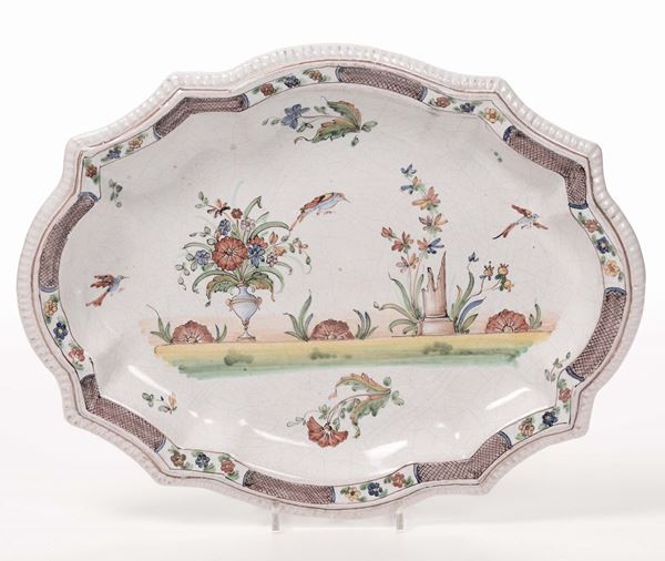 Vassoio sagomato in ceramica a decoro policromo floreale, XIX secolo
