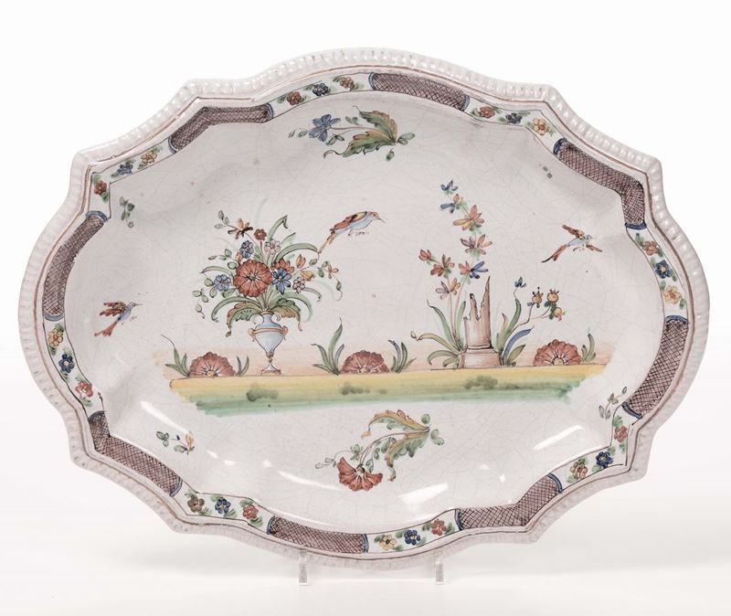 Vassoio sagomato in ceramica a decoro policromo floreale, XIX secolo  - Asta Antiquariato, Affidamenti da raffinate dimore private - Cambi Casa d'Aste