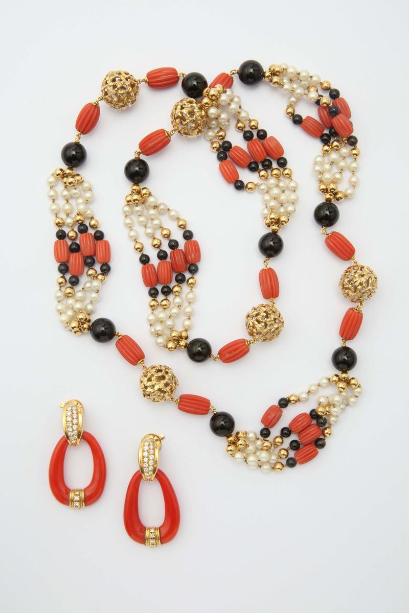 Cartier. A gold, coral, onix and cultured pearl necklace and earrings  - Auction Fine Jewels - I - Cambi Casa d'Aste