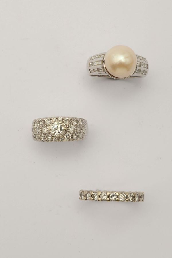 Lotto composto da tre anelli: uno con perla e due con diamanti