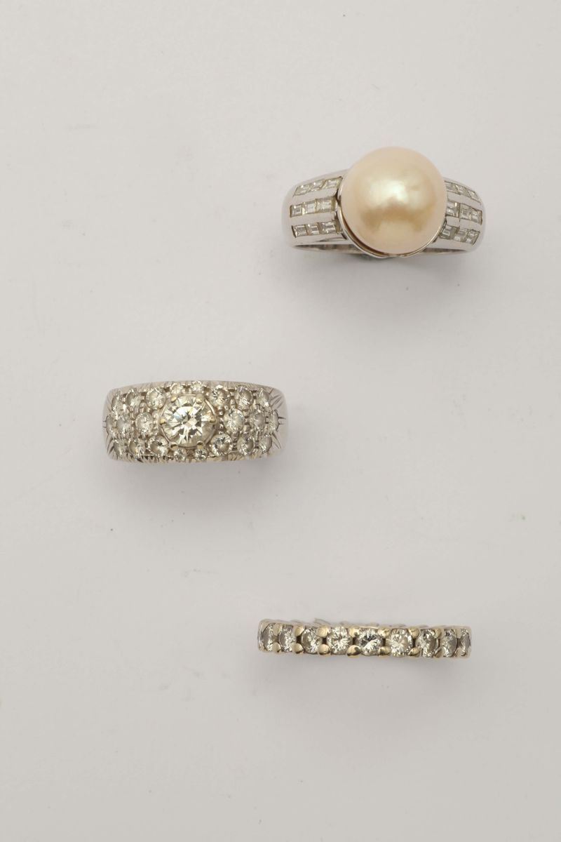 A group of  three cultured pearl and diamond rings  - Auction Fine Jewels - I - Cambi Casa d'Aste