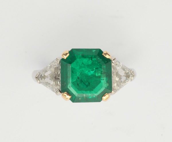 An emerald and diamond ring. The emerald weight ct 4,10 date and characteristics suggest Colombia. Gemmological report CISGEM