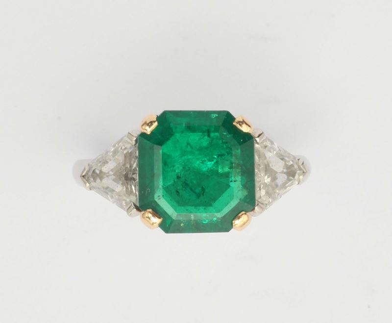 An emerald and diamond ring. The emerald weight ct 4,10 date and characteristics suggest Colombia. Gemmological report CISGEM  - Auction Fine Jewels - I - Cambi Casa d'Aste