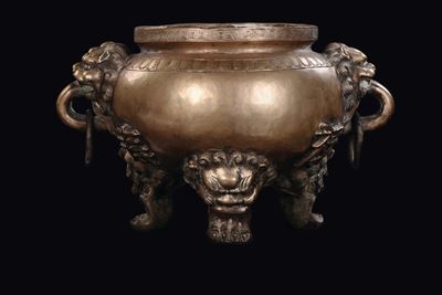 Incensiere tripode in bronzo dorato con manici ad anello e piedi a forma di teste di cane, Cina, ...