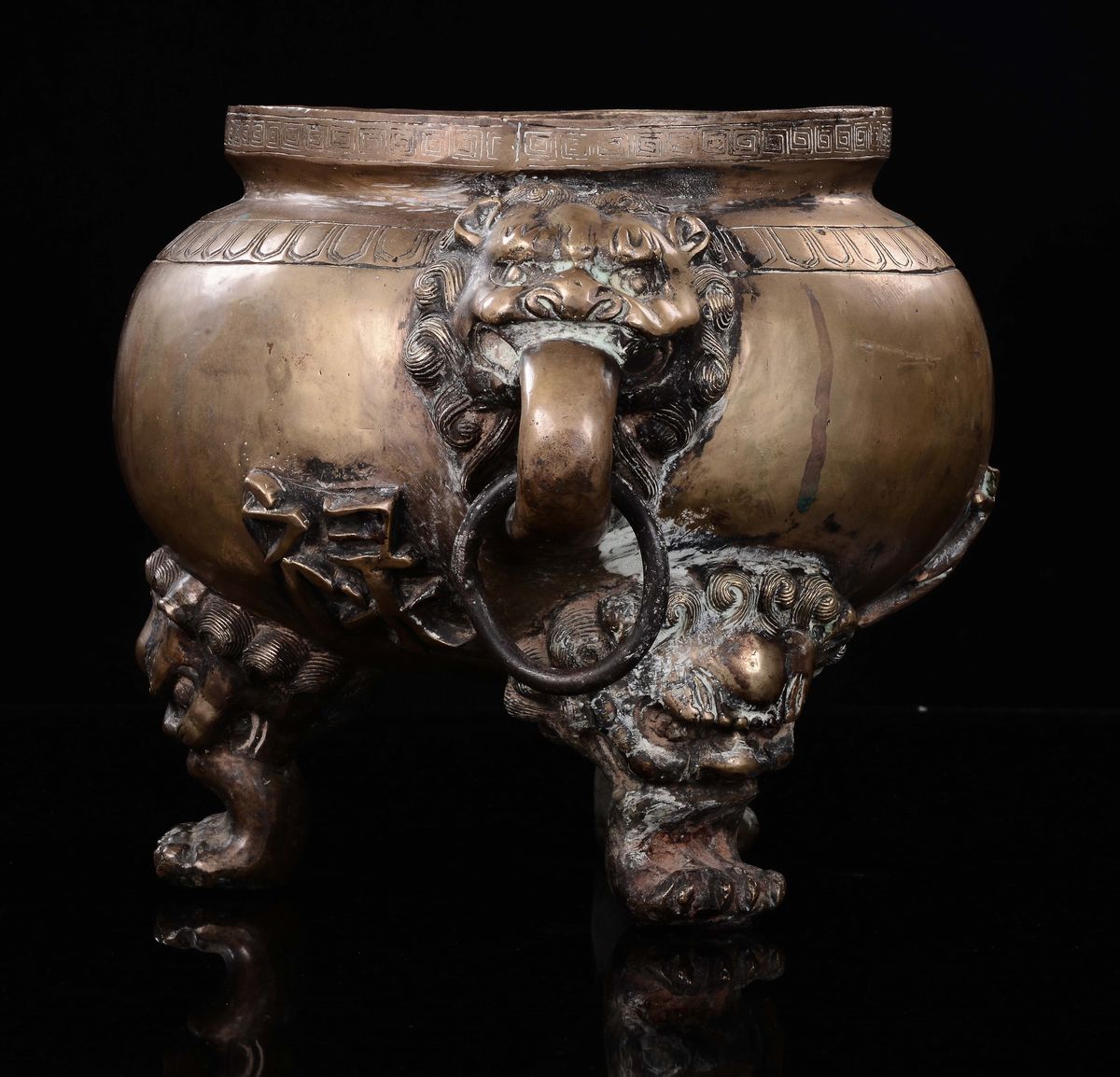Incensiere tripode in bronzo dorato con manici ad anello e piedi a forma di teste di cane, Cina, ...