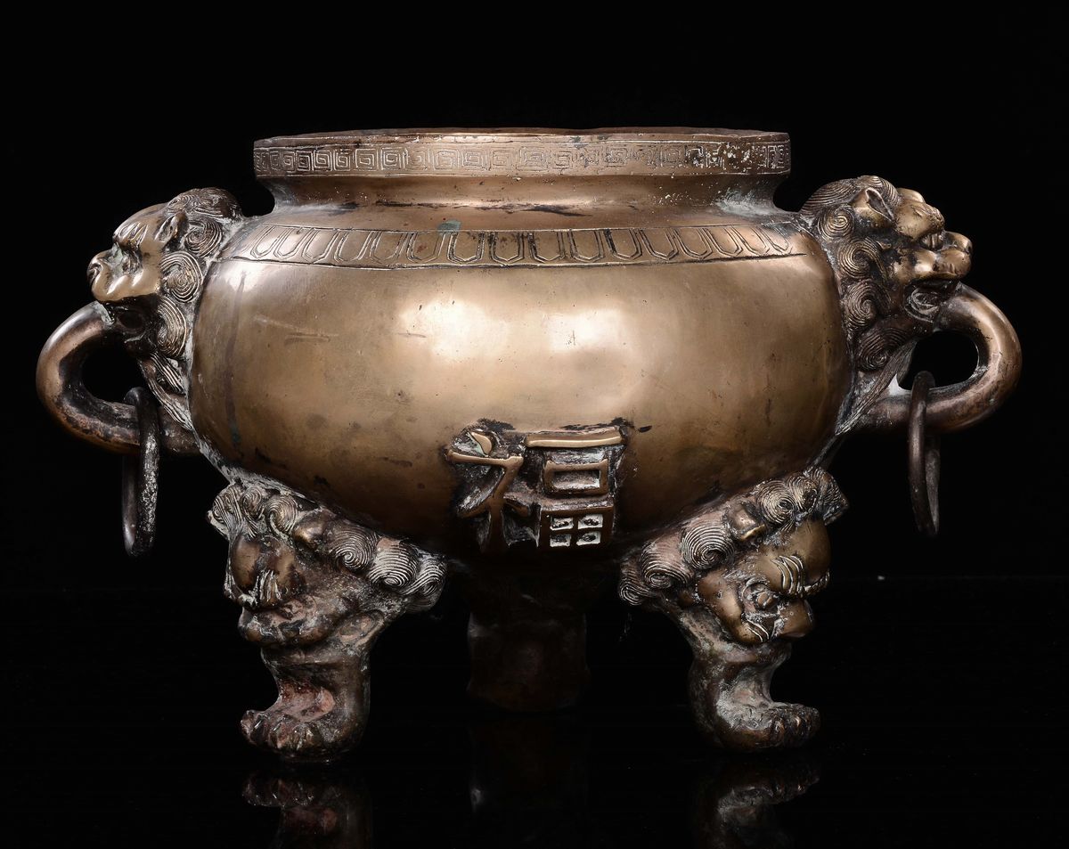 Incensiere tripode in bronzo dorato con manici ad anello e piedi a forma di teste di cane, Cina, ...