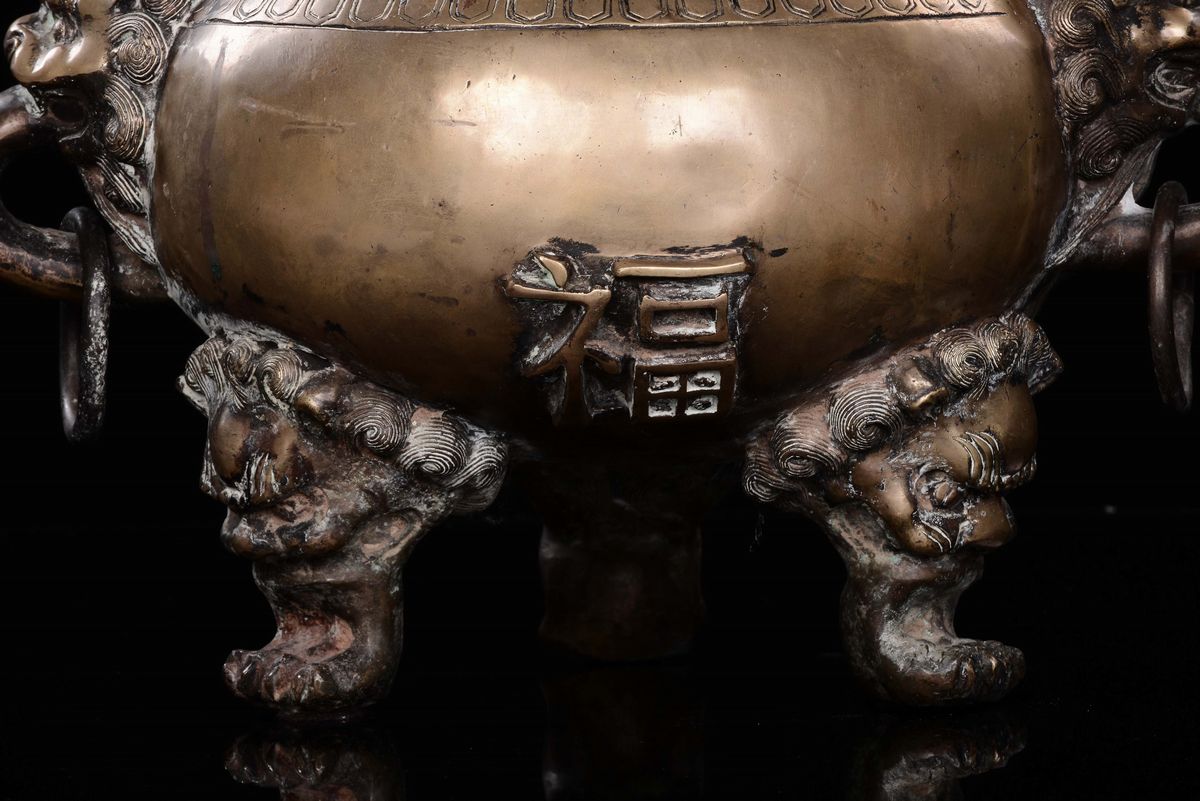 Incensiere tripode in bronzo dorato con manici ad anello e piedi a forma di teste di cane, Cina, ...