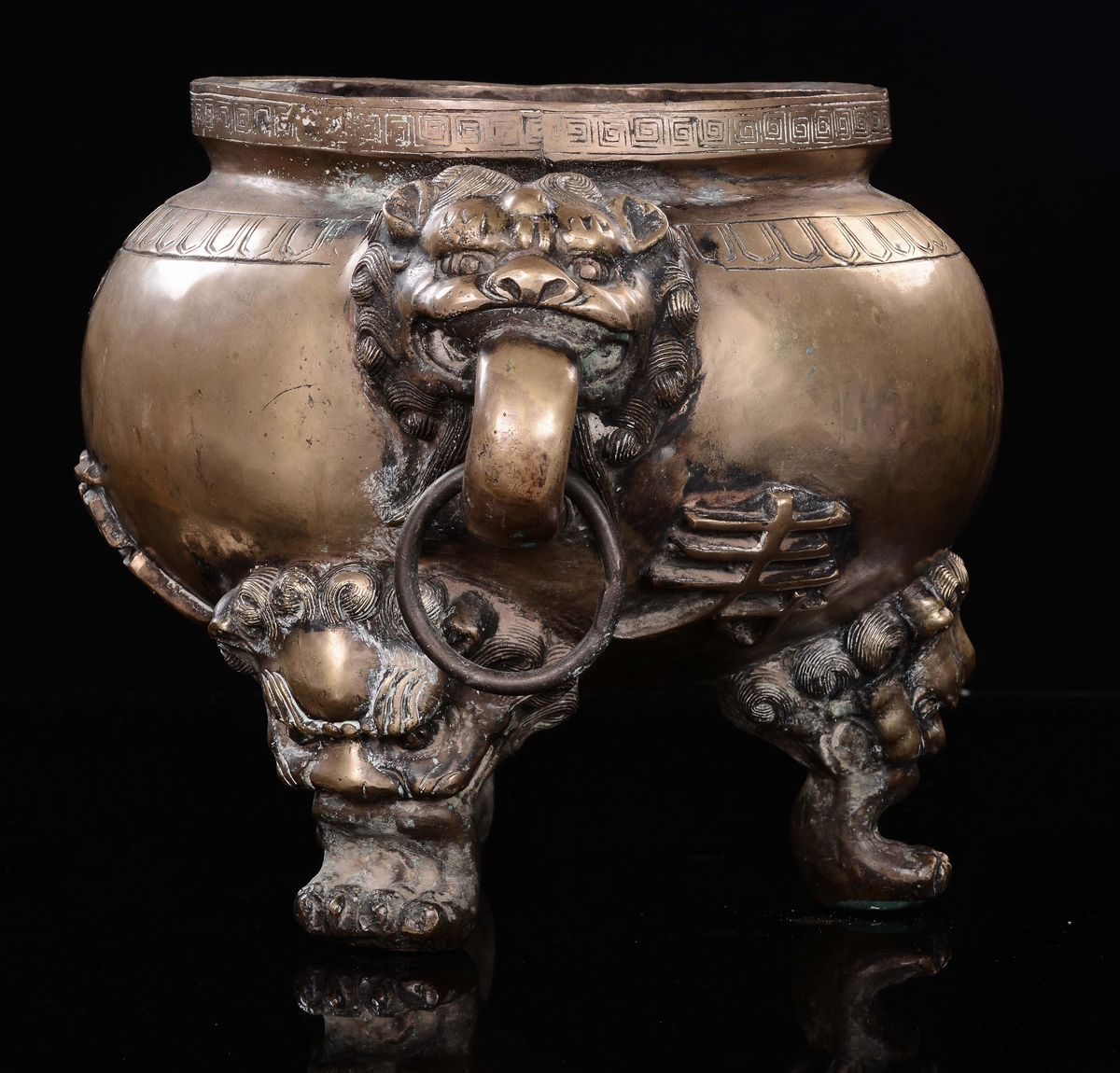 Incensiere tripode in bronzo dorato con manici ad anello e piedi a forma di teste di cane, Cina, ...