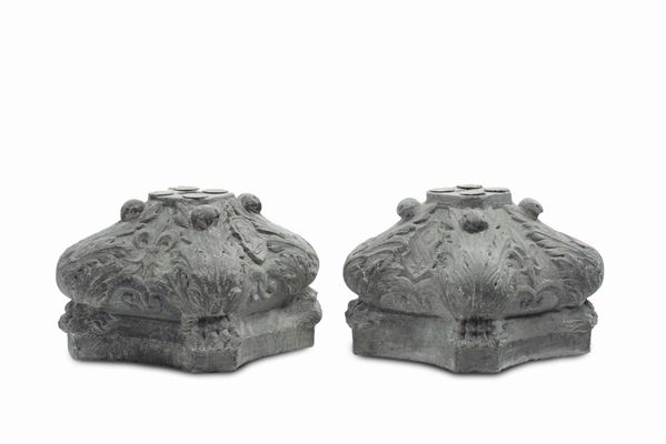 Coppia di capitelli in pietra scolpita, XIX secolo