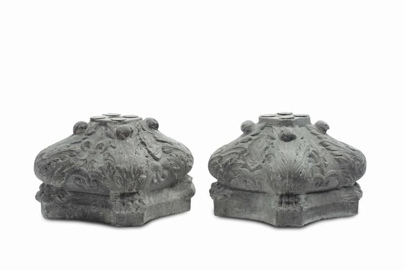 Coppia di capitelli in pietra scolpita, XIX secolo  - Asta Antiquariato, Affidamenti da raffinate dimore private - Cambi Casa d'Aste