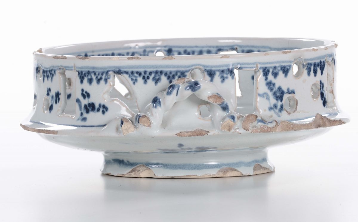 Alzata in Maiolica Bianca e Blu, XVIII Secolo