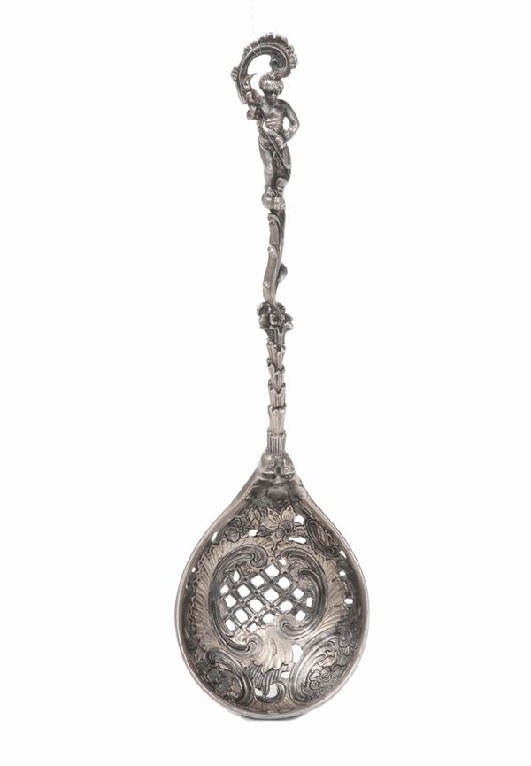 Cucchiaio spargizucchero in argento fuso e parzialmente dorato, manifattura europea del XIX-XX secolo