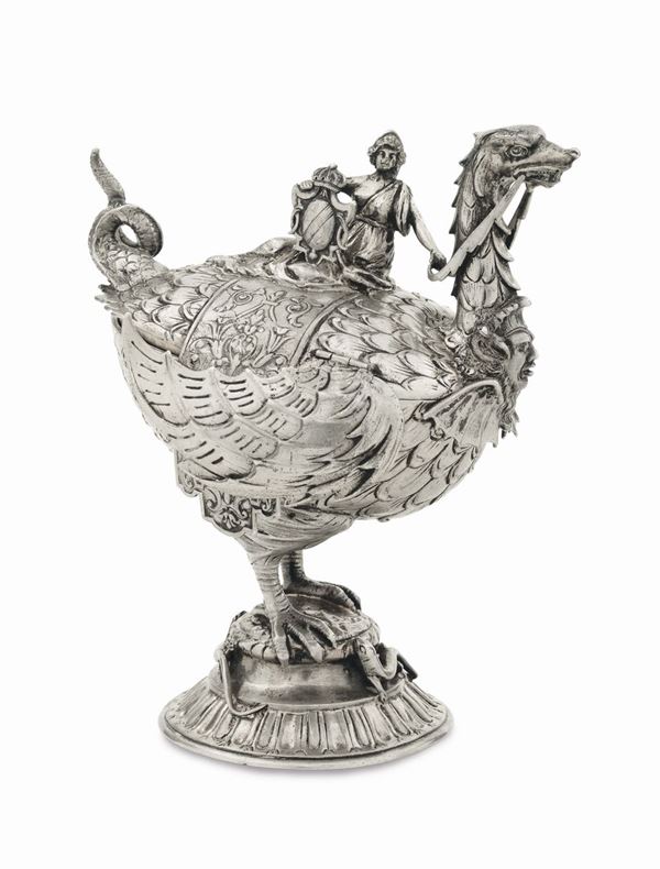 Coppa in argento fuso e cesellato, a forma di animale fantastico, Inghilterra o Germania probabile XX secolo